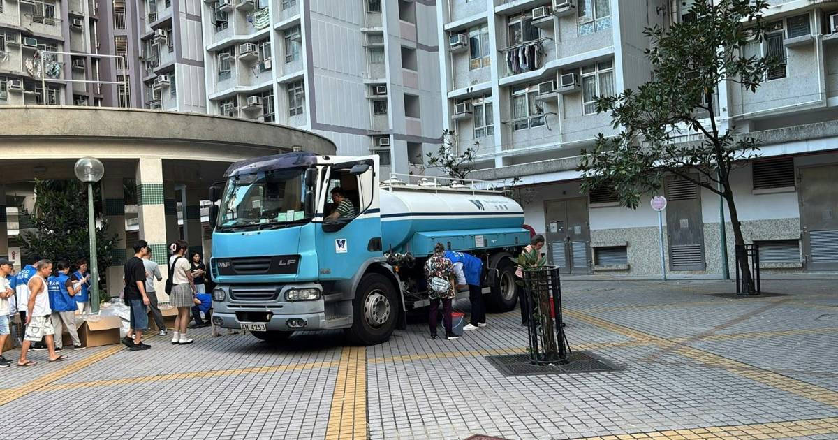黃大仙上邨全邨停水 水務署三座樓外設水車 黃大仙道介乎馬仔坑道與雅竹街來回全封 料明晨3時復水