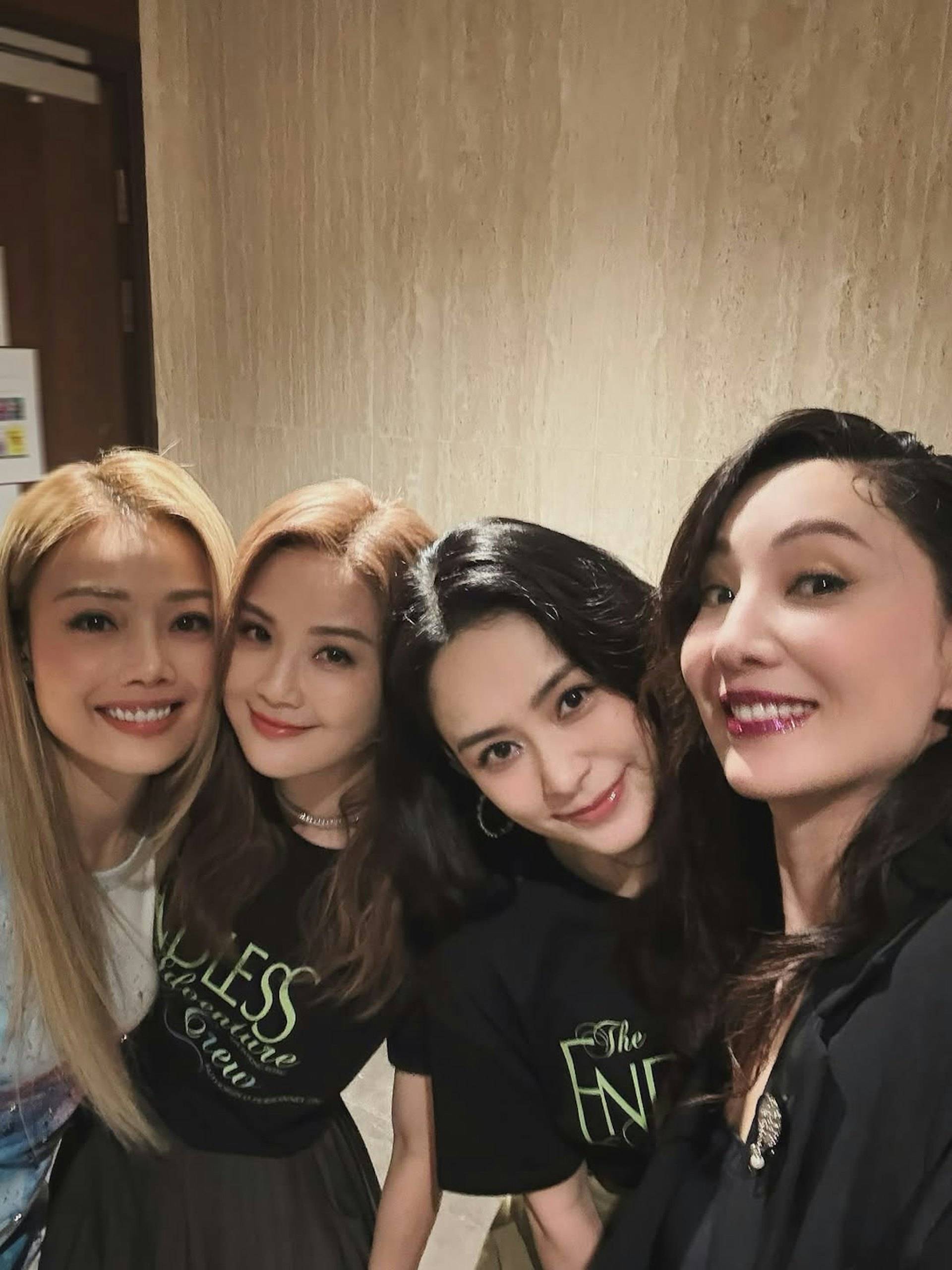 鄭希怡 歡樂滿東華 鄭希怡透露當年不敢出門,幸得蔡卓妍與容祖兒上門陪伴。阿Sa與容祖兒沒有追問意外,只是陪鄭希怡敷面膜,讓她感受到身邊人的支持。(圖片來源:IG@yumiko.chengy)