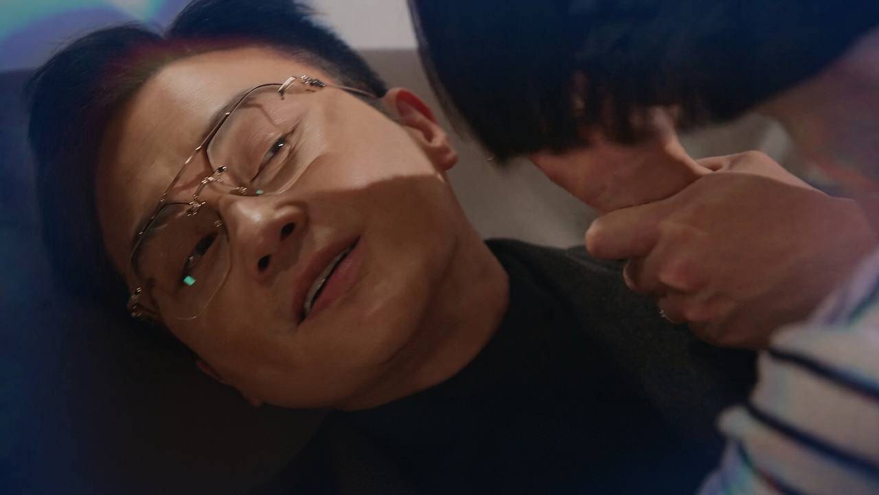 璀璨之城 張智霖 高Ling持利器刺向張智霖頸部,畫面相當震撼(圖片來源:TVB)