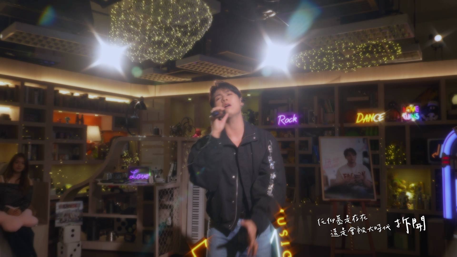 jmusic 冼靖峰 談到歌曲創作意念,Archie親自解畫:「呢首歌關於愛情上面嘅遺憾,而天台就係去講呢種遺憾出嚟嘅地方。」(圖片來源:TVB)
