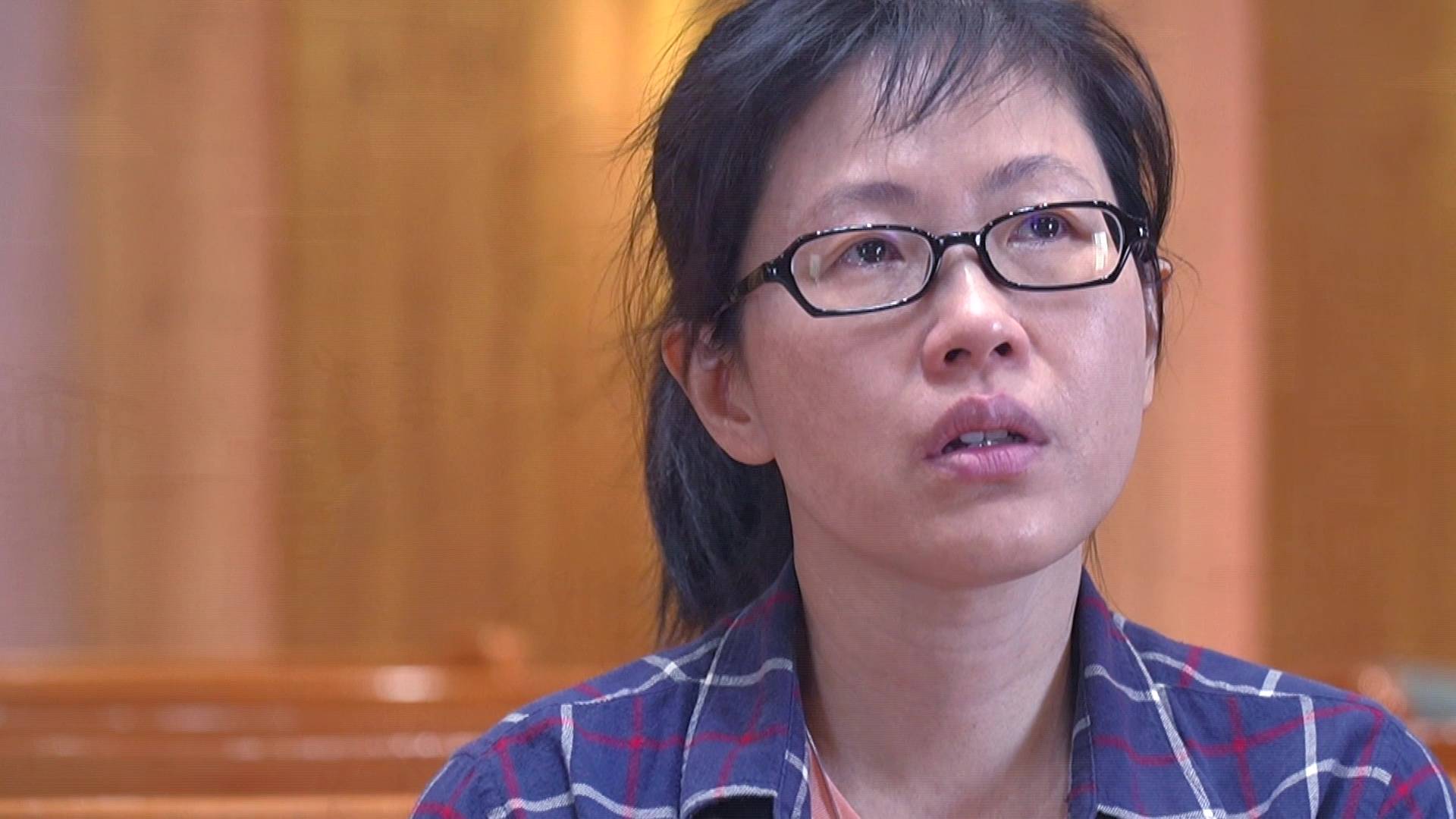 醫生你有病 蔡伯羌 直至說起兒子因爸爸失智而遭同學欺凌,這位堅強媽媽終於忍不住痛哭。(圖片來源:TVB)