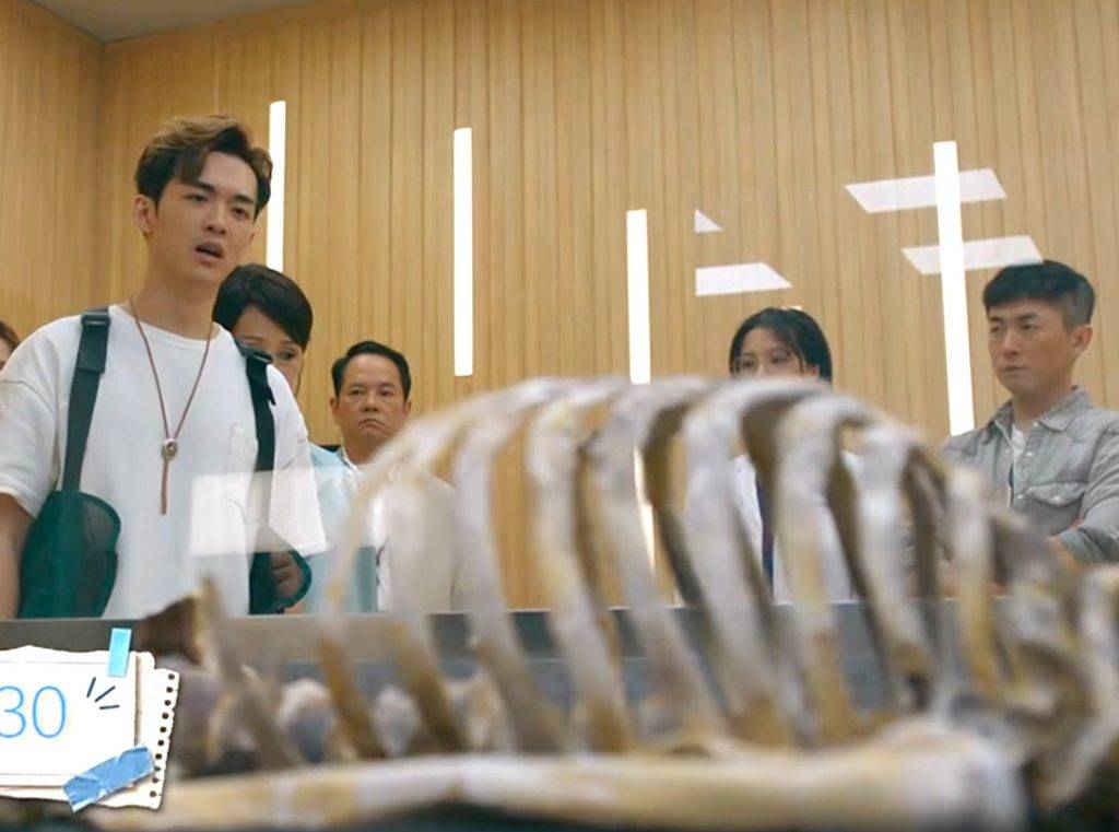 大結局 死有對証 警方公開骸骨面容重塑圖,詹柏宇(阮浩棕 飾演)驚覺容貌與其父親相似,及後遭遇車禍昏迷時憶起往事,決意進行親子鑑定(圖片來源:TVB)